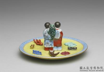 图片[2]-Incense stick holder in the shape of the Twin Immortals of Union and Harmony with the Eight Treasures in famille rose on a yellow ground, Qing dynasty, Qianlong reign (1736-1795)-China Archive